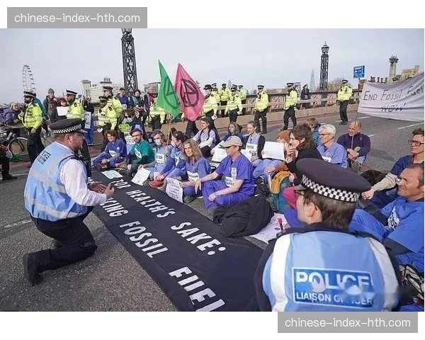 环保组织抗议英超球队乘坐短途航班参赛 环保组织抗议英超球队乘坐短途航班参赛