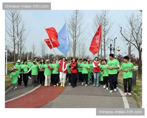 终场哨响,老将苏-伯德与狂热队年轻球员逐一拥抱,传承意味浓厚 终场哨响,老将苏-伯德与狂热队年轻球员逐一拥抱,传承意味浓厚